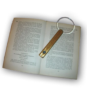 Imagen decorativa del un libro con una lupa
